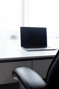 Resepsiyon çalışma alanı ile ev ofis beyaz masa üstünde laptop