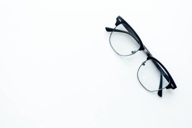 Üstten görünüm gözlük siyah beyaz tablo kopya alanı