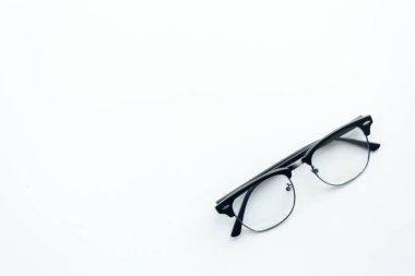Üstten görünüm gözlük siyah beyaz tablo kopya alanı