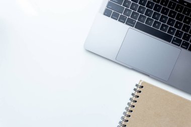 Üstten görünüm çalışma alanı, arka plan üzerinde kahve Kupası ve ofis donanımları ile beyaz masa üstünde laptop