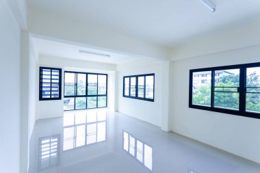 siyah duvar alüminyum pencere ve kapı