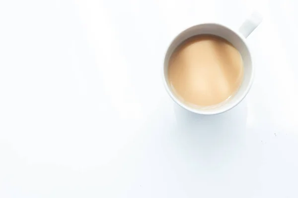 咖啡杯卡布奇诺热在白色桌子的背景 顶部视图与复制空间 — 图库照片