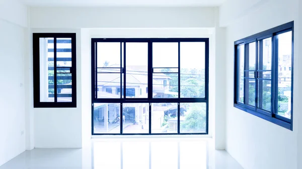 siyah duvar alüminyum pencere ve kapı