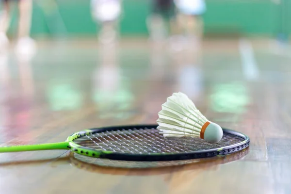 Badminton raket ile arka plan bulanık