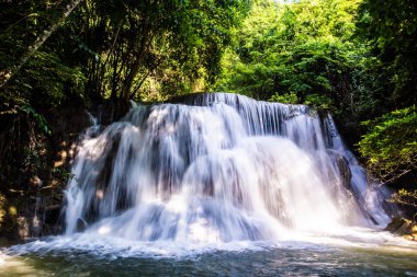 Manzara fotoğraf, Huay Mae Kamin Waterfall, Amazing şelale Kanchanaburi Eyaleti, Tayland, yağmur ormanlarında güzel şelale harika sonbahar ormandaki