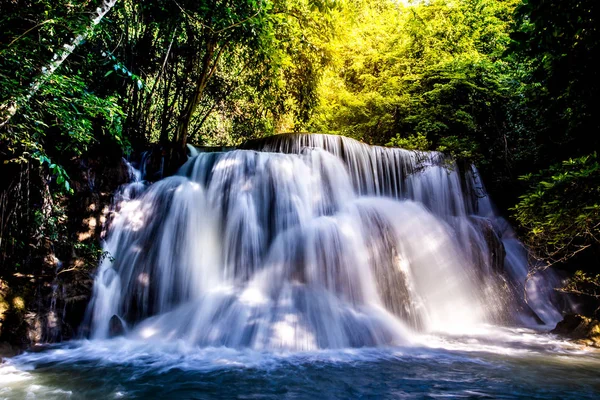 素晴らしい秋の森 美しい滝 タイのカンチャナブリ県で熱帯雨林の風景写真 Huay Mae カミンの滝 すばらしい滝 — ストック写真
