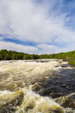 Vindeln, İsveç'te Renforsen, ivinti parçalı bulutlu bir gökyüzü ile.