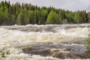 Vindeln, İsveç'te Renforsen, ivinti parçalı bulutlu bir gökyüzü ile.