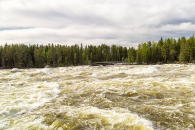 Vindeln, İsveç'te Renforsen, ivinti parçalı bulutlu bir gökyüzü ile.