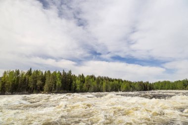 Vindeln, İsveç'te Renforsen, ivinti parçalı bulutlu bir gökyüzü ile.