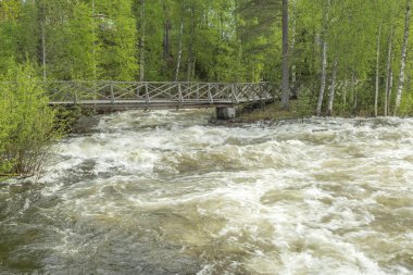 Vindeln, İsveç'te Renforsen, ivinti ahşap köprü ile.