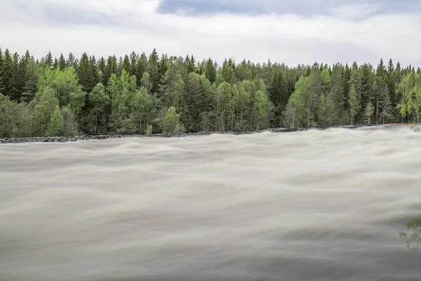 Vindeln, İsveç'te Renforsen, ivinti parçalı bulutlu bir gökyüzü ile.