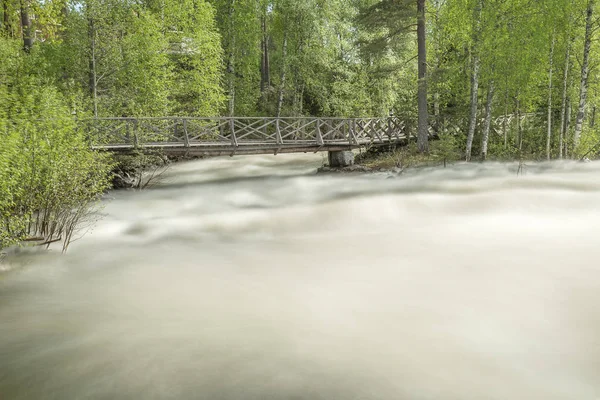 Vindeln, İsveç'te Renforsen, ivinti ahşap köprü ile.