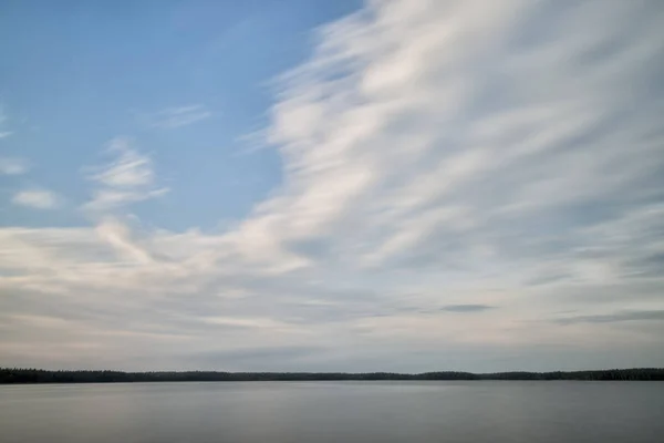 See Mit Wolken Und Ruhigem Wasser Und Bäumen — Stockfoto