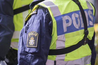 Yansıtıcı yelek ile İsveç polis memuru.