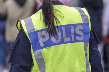 Erkek İsveç polis memuru arka yakın çekim.