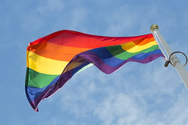 Bandera Del Arco Iris Ondeando Viento Con Cielo Parcialmente Nublado — Foto de Stock