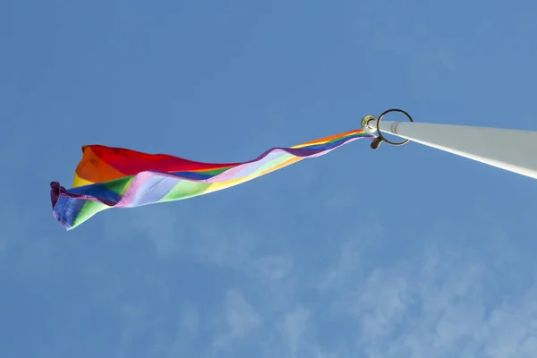 Bandera Del Arco Iris Ondeando Viento Con Cielo Parcialmente Nublado — Foto de Stock