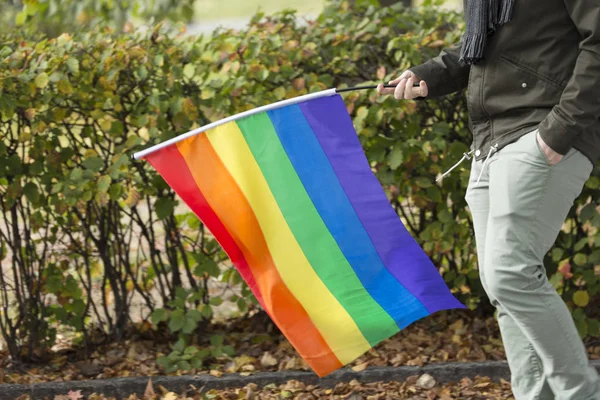 Persona Que Lleva Bandera Del Arco Iris — Foto de Stock