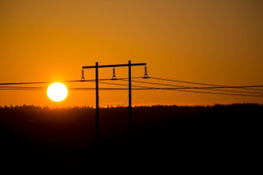 Elektrik direği gün batımında