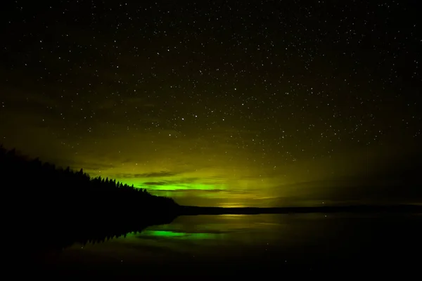 Nordlichter Über Dem See Mit Wolken Und Sternen — Stockfoto