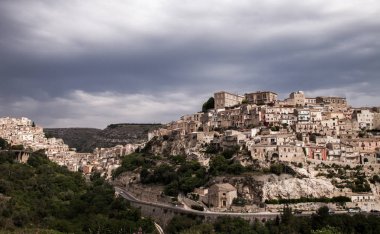 Renkli evler ve sokaklar eski ortaçağ köyü Ragusa Sicilya, İtalya. 