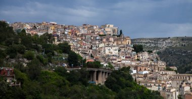 Renkli evler ve sokaklar eski ortaçağ köyü Ragusa Sicilya, İtalya. 