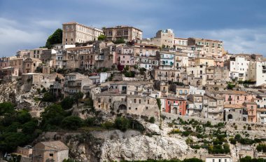 Renkli evler ve sokaklar eski ortaçağ köyü Ragusa Sicilya, İtalya. 