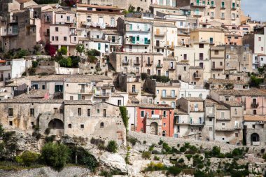 Renkli evler ve sokaklar eski ortaçağ köyü Ragusa Sicilya, İtalya. 