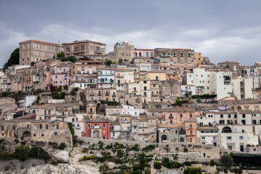 Renkli evler ve sokaklar eski ortaçağ köyü Ragusa Sicilya, İtalya. 