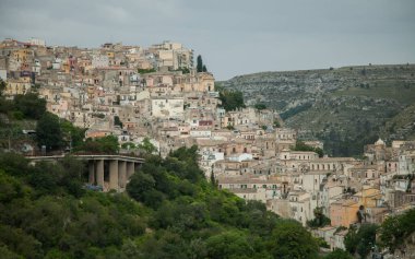 Renkli evler ve sokaklar eski ortaçağ köyü Ragusa Sicilya, İtalya. 