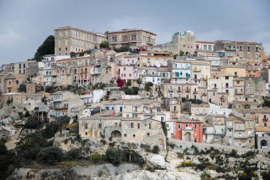 Renkli evler ve sokaklar eski ortaçağ köyü Ragusa Sicilya, İtalya. 