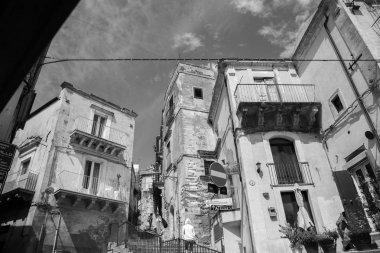 Renkli evler ve sokaklar eski ortaçağ köyü Ragusa Sicilya, İtalya. 