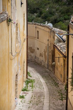 Renkli evler ve sokaklar eski ortaçağ köyü Ragusa Sicilya, İtalya. 