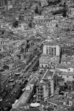 Renkli evler ve sokaklar eski ortaçağ köyü Ragusa Sicilya, İtalya. 