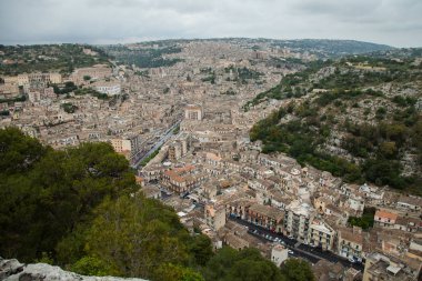 Renkli evler ve sokaklar eski ortaçağ köyü Ragusa Sicilya, İtalya. 
