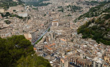 Renkli evler ve sokaklar eski ortaçağ köyü Ragusa Sicilya, İtalya. 
