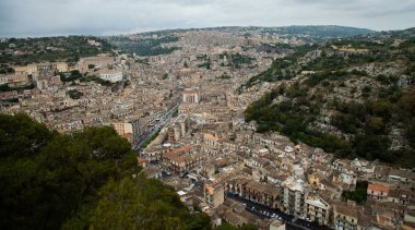 Renkli evler ve sokaklar eski ortaçağ köyü Ragusa Sicilya, İtalya. 