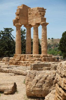Sicilya, İtalya bölgesindeki Agrigento yakınlarında tapınaklar vadisi harabelerde görünümünü