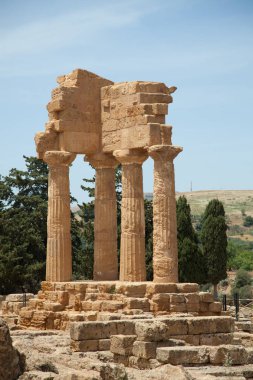Sicilya, İtalya bölgesindeki Agrigento yakınlarında tapınaklar vadisi harabelerde görünümünü