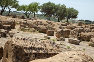 Sicilya, İtalya bölgesindeki Agrigento yakınlarında tapınaklar vadisi harabelerde görünümünü