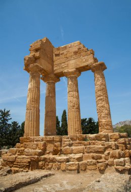 Sicilya, İtalya bölgesindeki Agrigento yakınlarında tapınaklar vadisi harabelerde görünümünü