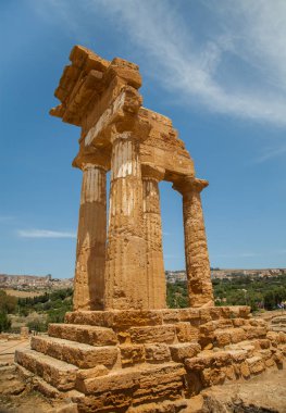 Sicilya, İtalya bölgesindeki Agrigento yakınlarında tapınaklar vadisi harabelerde görünümünü