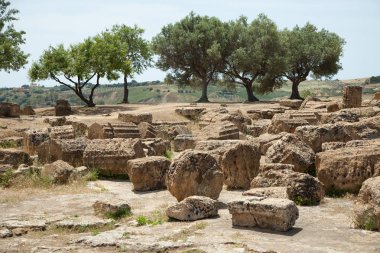 Sicilya, İtalya bölgesindeki Agrigento yakınlarında tapınaklar vadisi harabelerde görünümünü