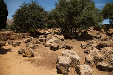 Sicilya, İtalya bölgesindeki Agrigento yakınlarında tapınaklar vadisi harabelerde görünümünü