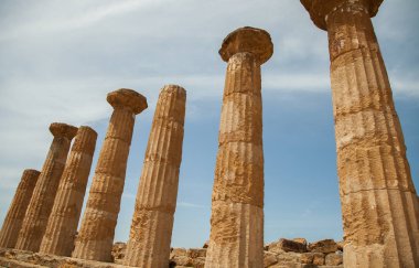 Sicilya, İtalya bölgesindeki Agrigento yakınlarında tapınaklar vadisi harabelerde görünümünü