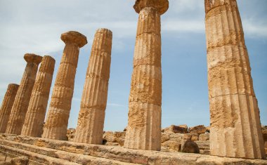 Sicilya, İtalya bölgesindeki Agrigento yakınlarında tapınaklar vadisi harabelerde görünümünü