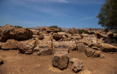 Sicilya, İtalya bölgesindeki Agrigento yakınlarında tapınaklar vadisi harabelerde görünümünü
