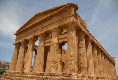 Sicilya, İtalya bölgesindeki Agrigento yakınlarında tapınaklar vadisi harabelerde görünümünü