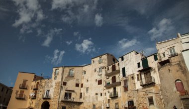 Güzel bir eski ortaçağ şehir Cefalu, denizin Sicilya, İtalya için küçük şehir manzarası